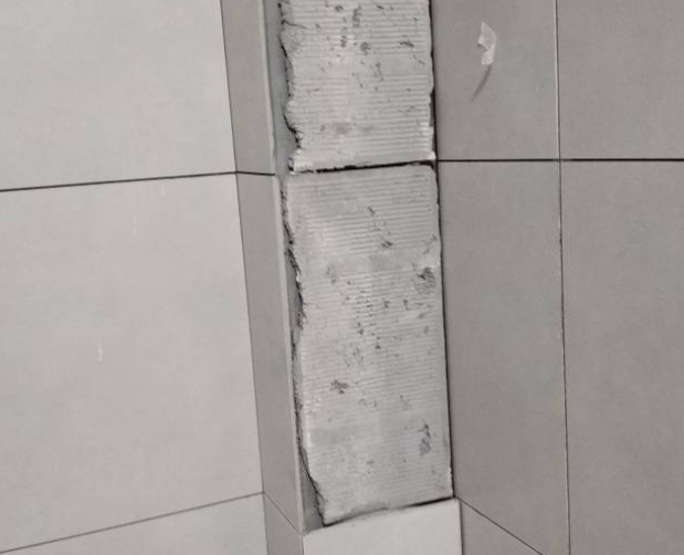 梅州市瓷砖空鼓维修公司分享下瓷砖施工前基层浇水润湿程度不足，可能导致以下问题
